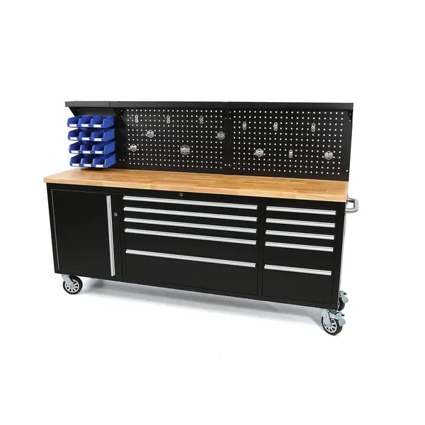 Stor arbeidsbenk med skuffer og tavle