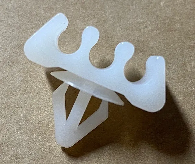 Trippel klips for 3/16" bremserør, 5-pakk