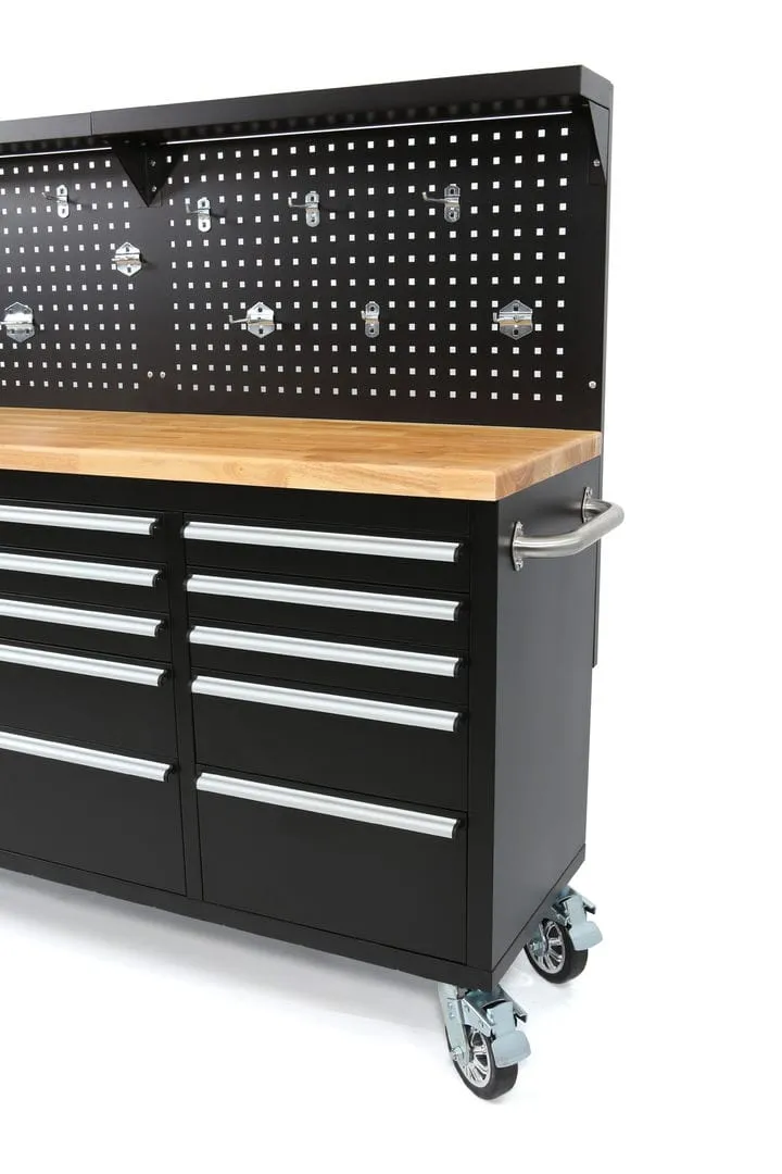 Stor arbeidsbenk med skuffer og tavle