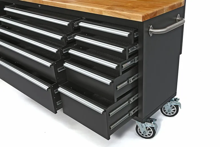 Stor arbeidsbenk med skuffer og tavle