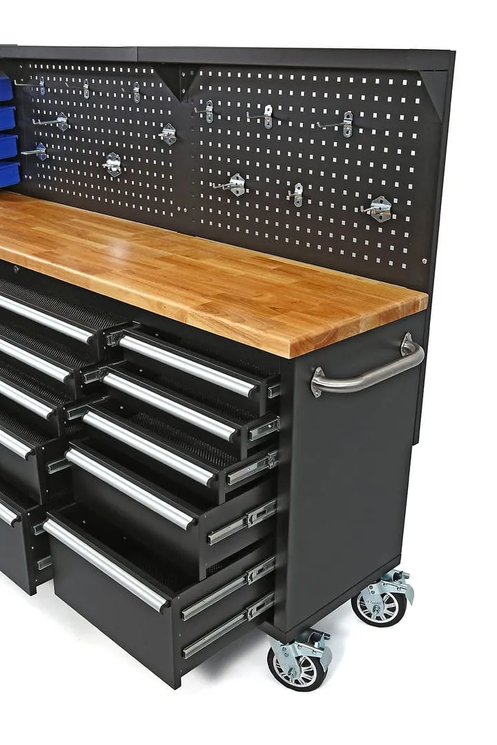 Stor arbeidsbenk med skuffer og tavle