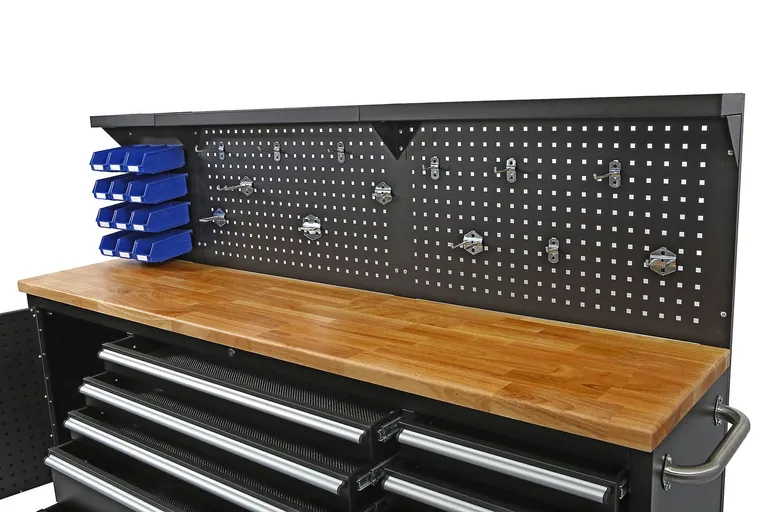 Stor arbeidsbenk med skuffer og tavle