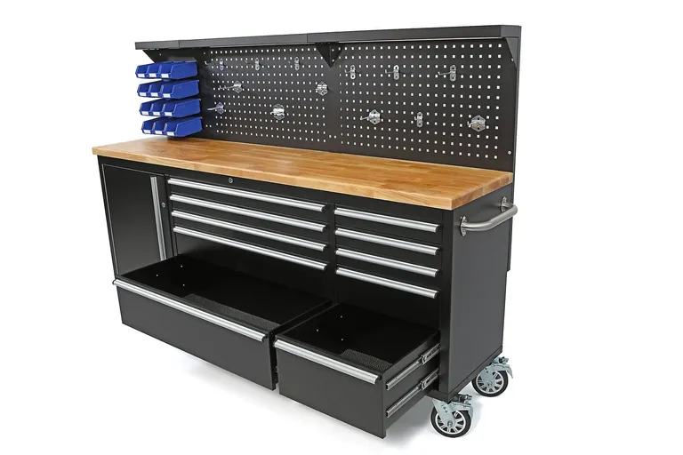 Stor arbeidsbenk med skuffer og tavle