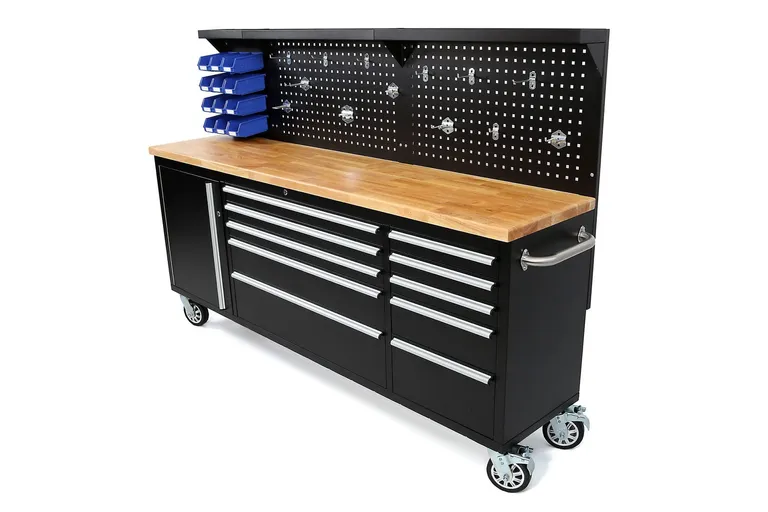 Stor arbeidsbenk med skuffer og tavle