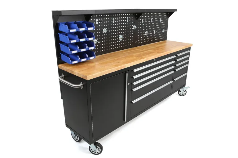 Stor arbeidsbenk med skuffer og tavle