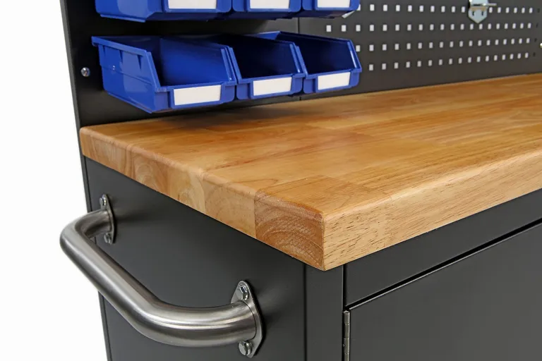 Stor arbeidsbenk med skuffer og tavle