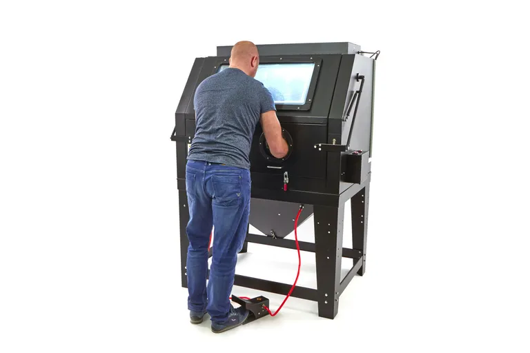 Sandblåsekabinett med avsug, 990 l. sort