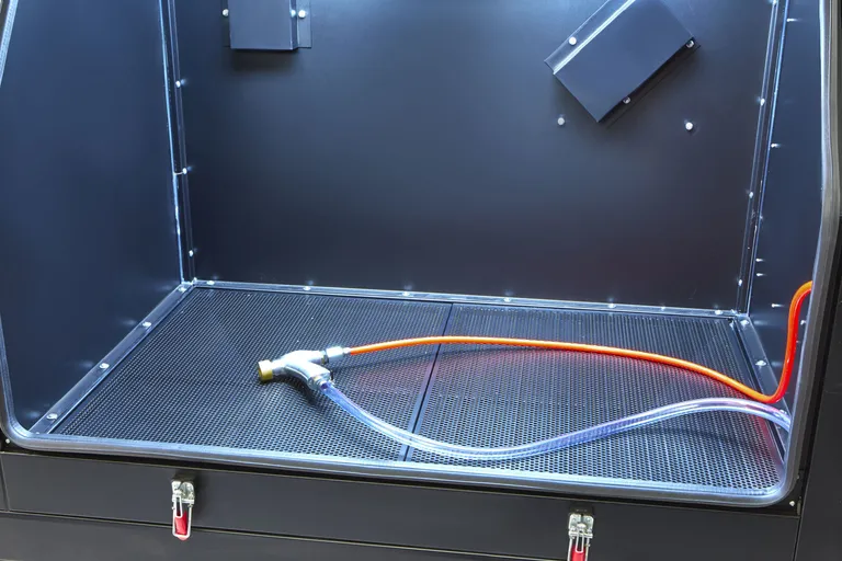 Sandblåsekabinett med avsug, 990 l. sort