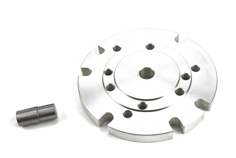 Adapterplate for montering av dreiechuck på rundmatingsbord